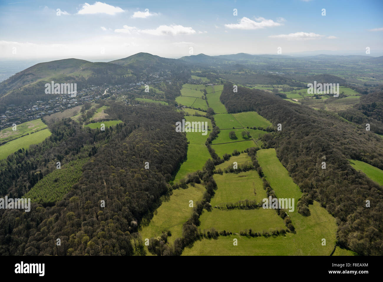 Una veduta aerea della Malvern Hills in una luminosa giornata di sole in Worcestershire, Regno Unito Foto Stock