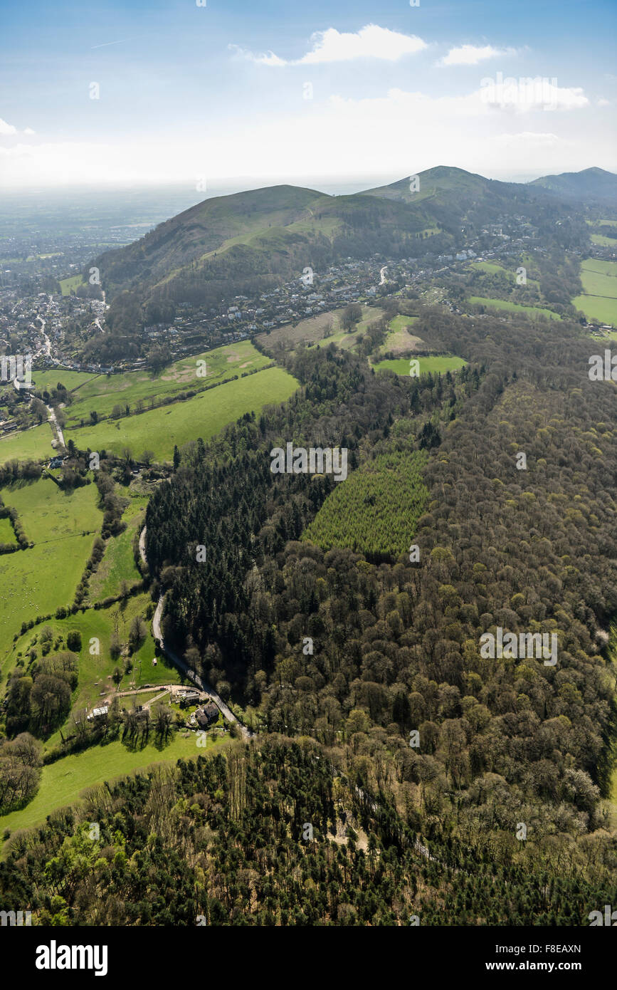 Una veduta aerea della Malvern Hills in una luminosa giornata di sole in Worcestershire, Regno Unito Foto Stock
