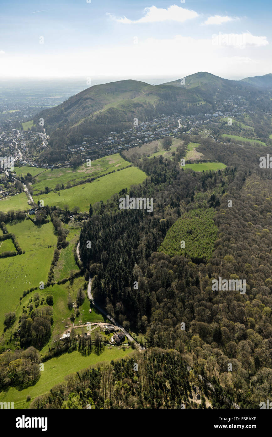 Una veduta aerea della Malvern Hills in una luminosa giornata di sole in Worcestershire, Regno Unito Foto Stock