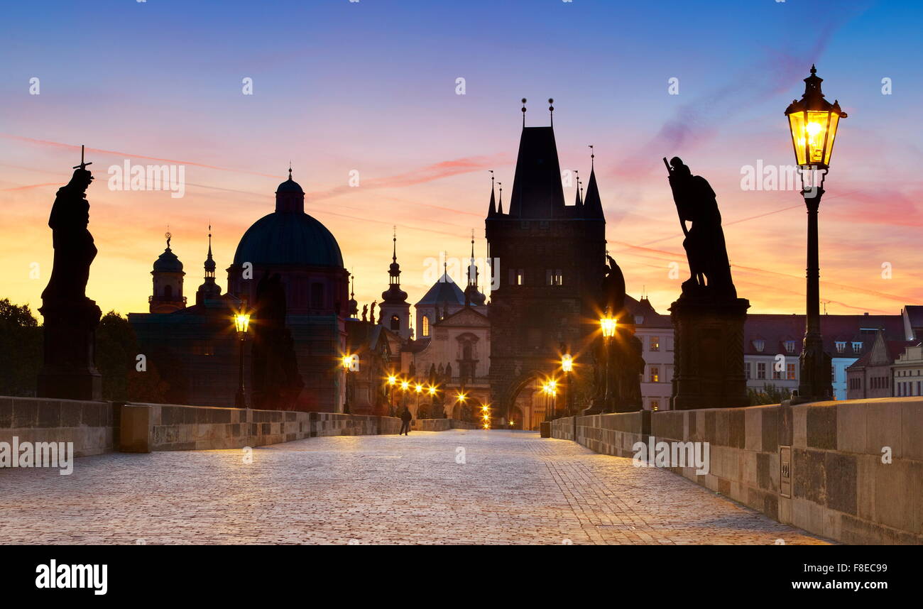 Charles Bridge prima dell'alba, Prague Old Town, Repubblica Ceca, UNESCO Foto Stock