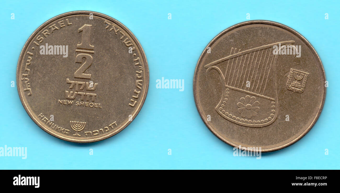 Un mezzo Nuovo sheqel israeliano coin decorate per Hanukkah dal 1988 Foto Stock