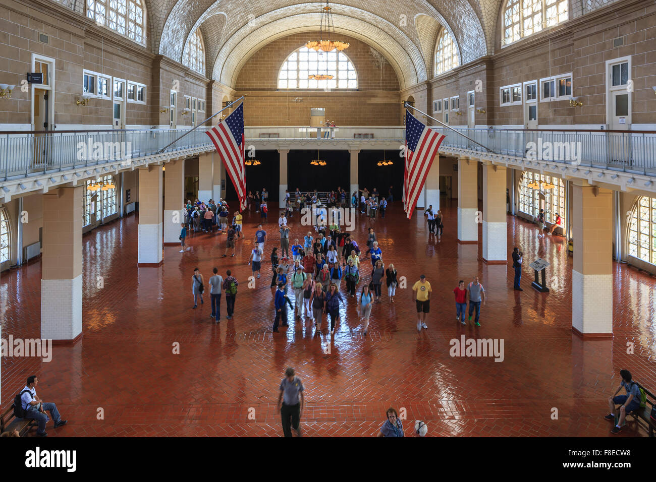 I turisti in visita a Ellis Island, New York City. Foto Stock