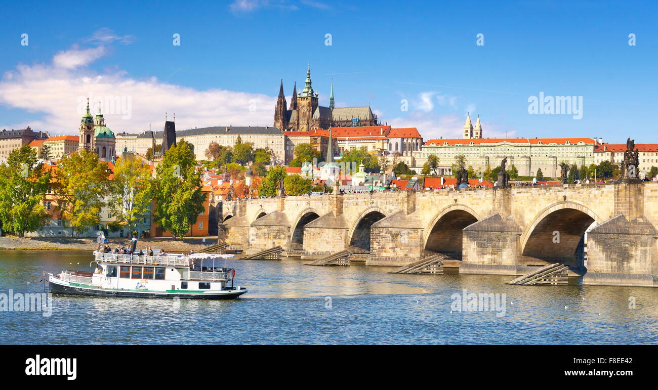Il Ponte Carlo e il Castello di Praga in background, Prague Old Town, Repubblica Ceca, UNESCO Foto Stock
