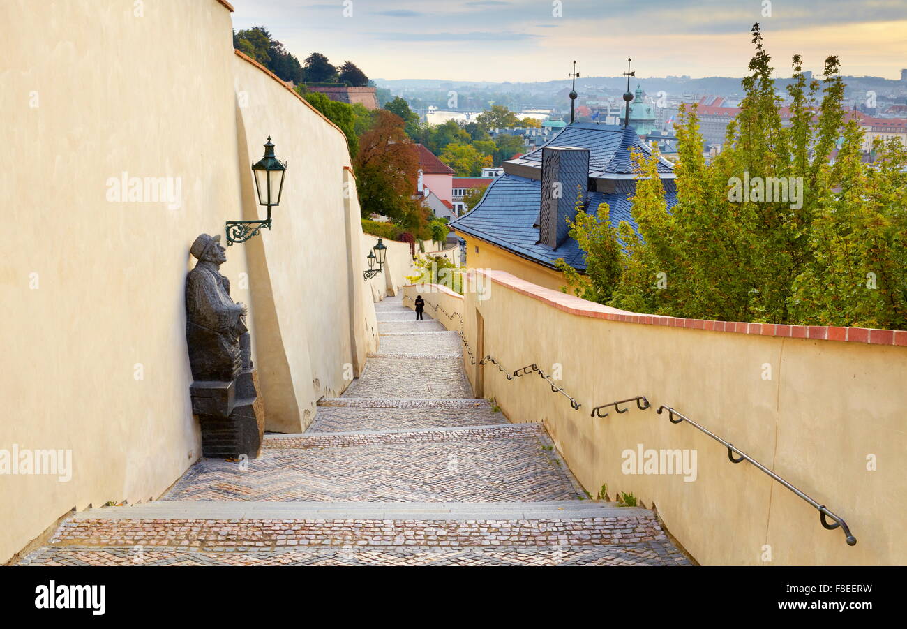 La strada per il castello di Hradcany, Praga, Europa Foto Stock