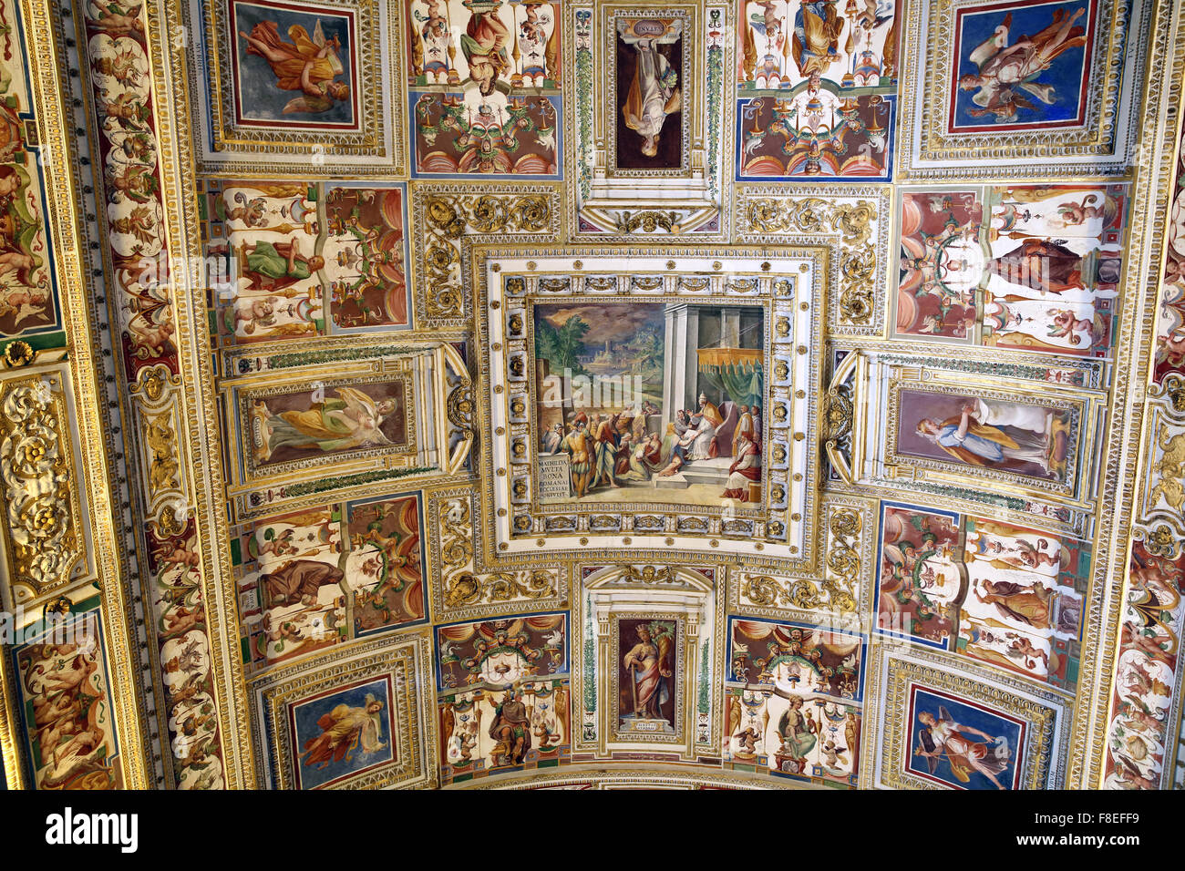Affreschi di rivestimento del soffitto a volta della galleria di mappe nel  Museo del Vaticano Foto stock - Alamy