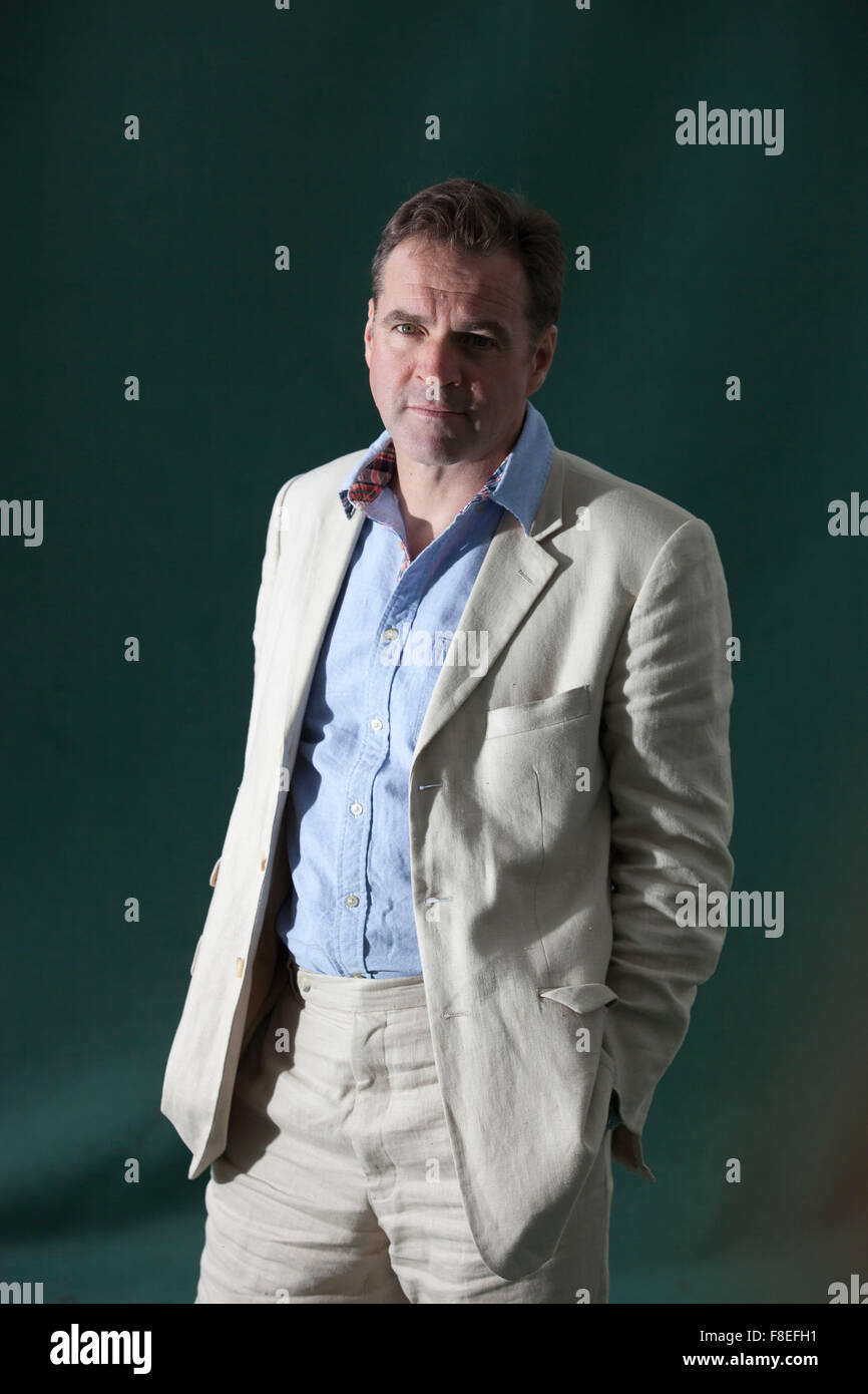 Un ritratto di Niall Ferguson in Charlotte Square Gardens durante l'Edinburgh International Book Festival. Foto Stock