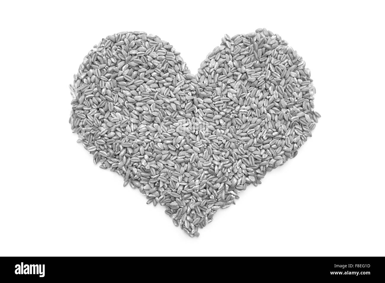Il Farro dicocco in una forma di cuore, isolata su uno sfondo bianco - elaborazione monocromatica Foto Stock