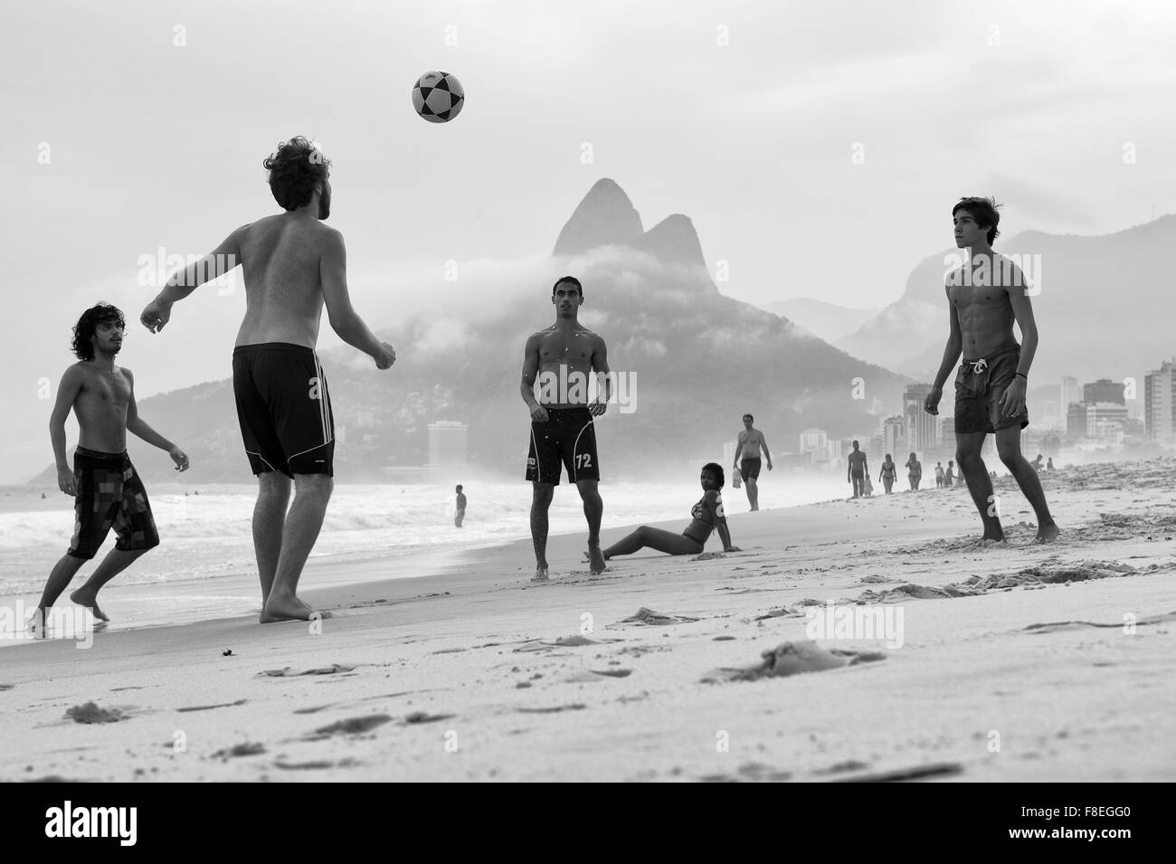 RIO DE JANEIRO, Brasile - 1 Aprile 2014: Gruppo del brasiliano gli uomini e le donne svolgono keepy uppy calcio sulla spiaggia di Ipanema Beach. Foto Stock