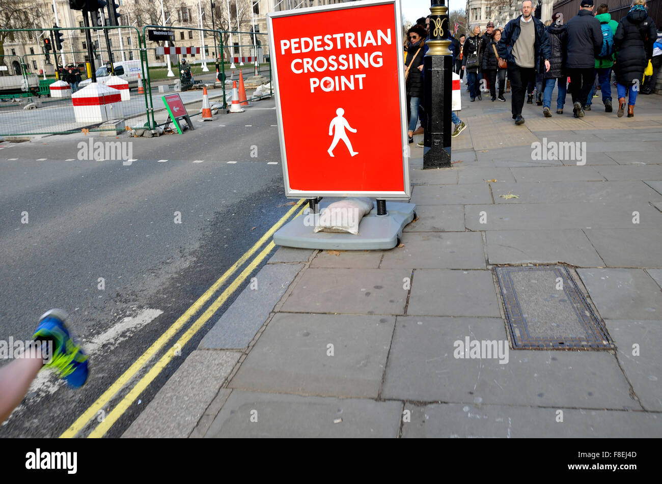 Londra, Inghilterra, Regno Unito. Temporanea di attraversamento pedonale punto nella piazza del Parlamento Foto Stock