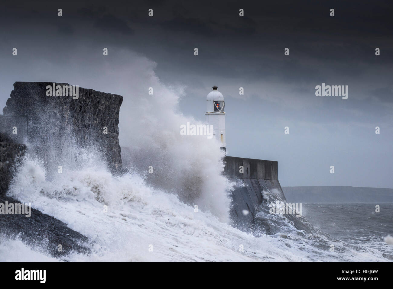Mari selvatici come una tempesta batte la costa di Porthcawl nel Galles del Sud. Foto Stock