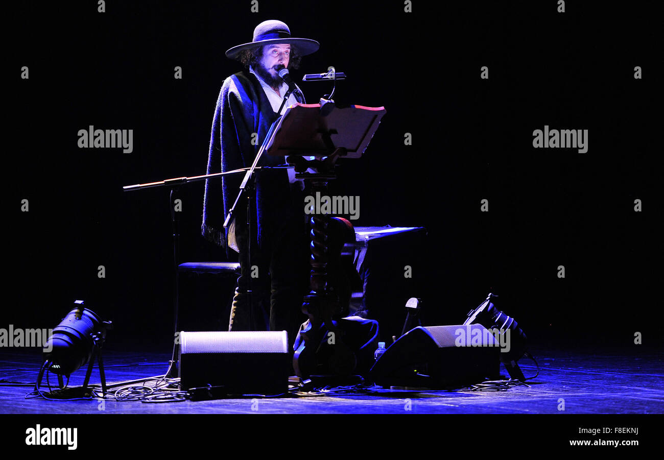 Cormons, Italia. 8 dicembre, 2015. Cantante italiana, Vinicio Capossela della lettura "Un viaggio nella terra di Coppoloni' durante il festival del libro e le informazioni CormonsLibri il 8 dicembre 2015. foto Simone Ferraro / Alamy Live News Foto Stock