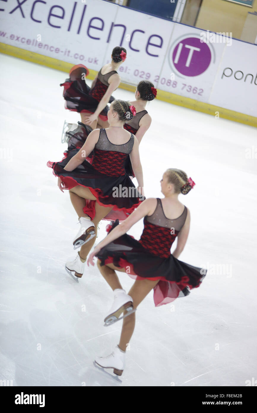 Il Galles, UK. 16 novembre 2015. Quattro sincronizzato pattinatori spin in linea a Cardiff una concorrenza aperta all'Ice Arena. Foto Stock