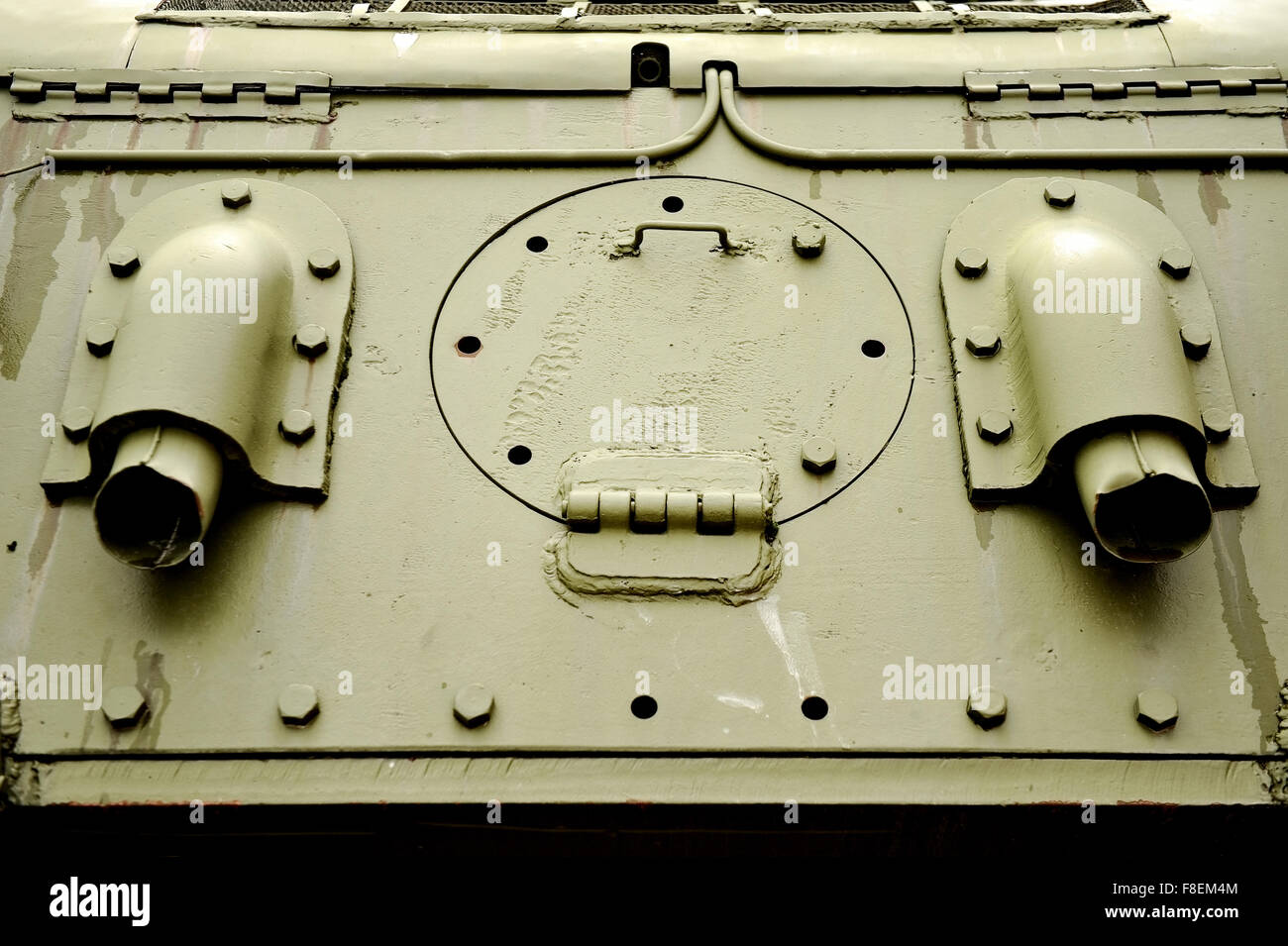 Dettaglio shot con la porta sul retro di un vecchio serbatoio militare Foto Stock