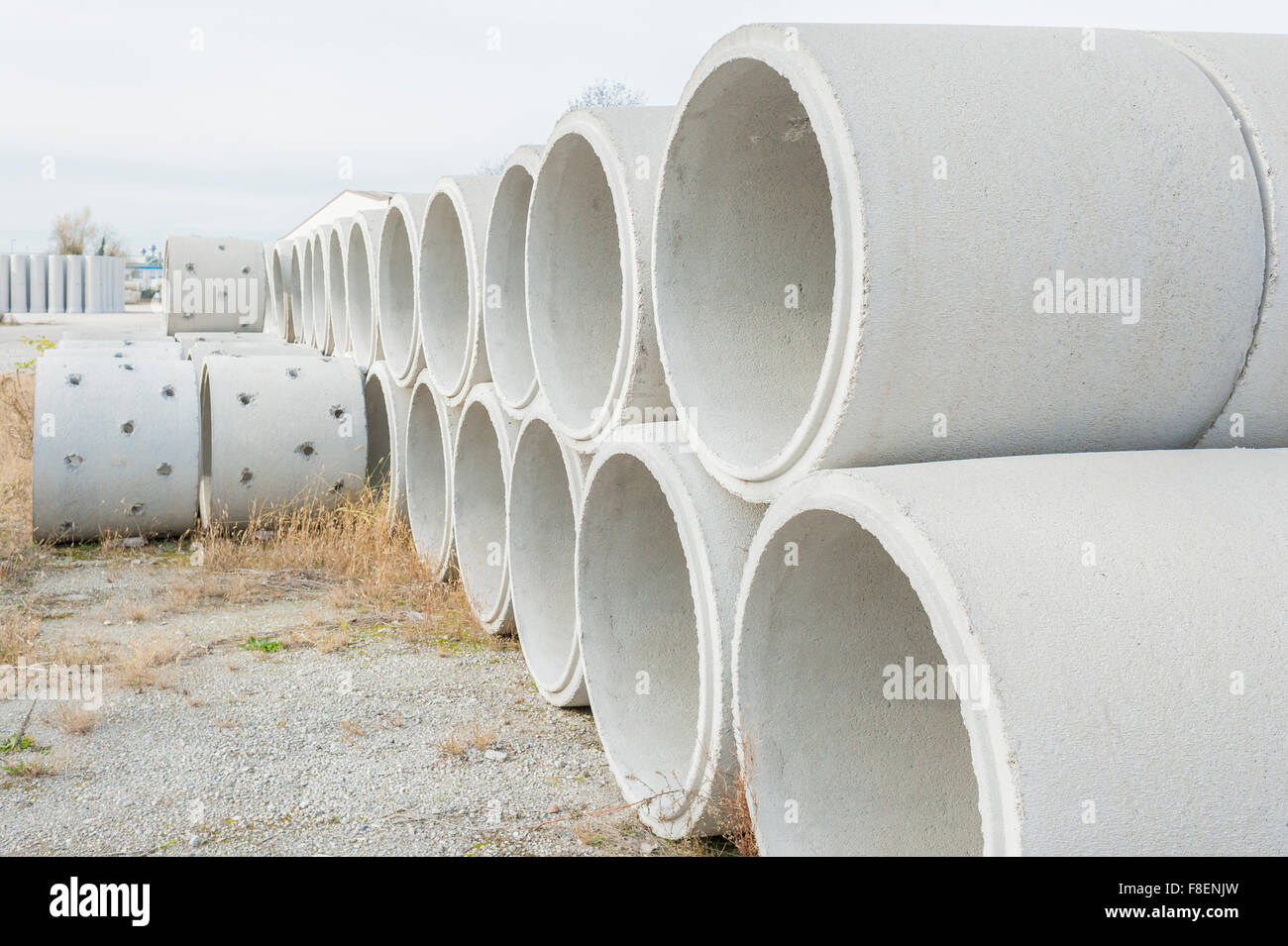 Calcestruzzo tubi di drenaggio per l'edilizia industriale. Foto Stock