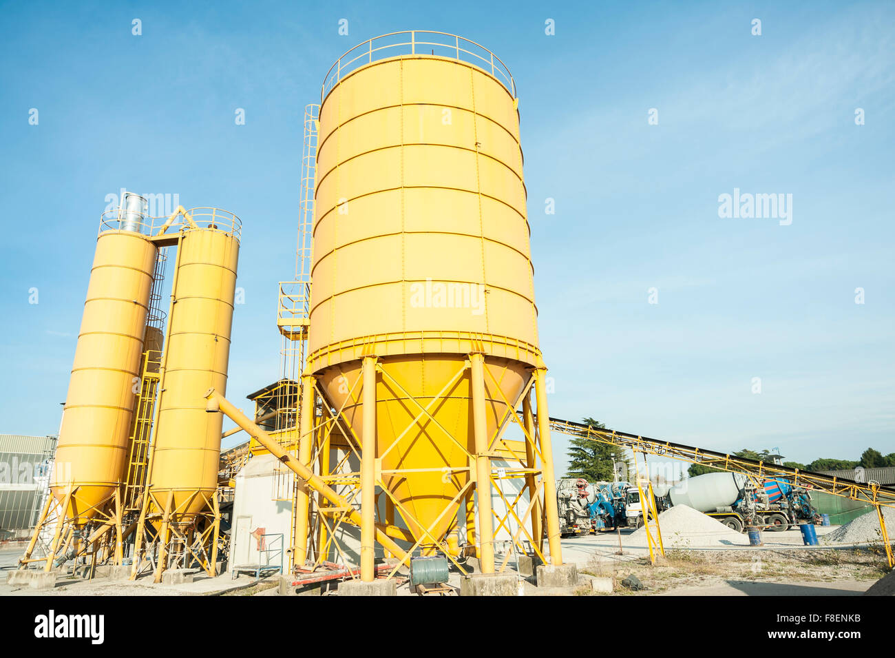 Silos industriali per la produzione di calcestruzzo Foto Stock