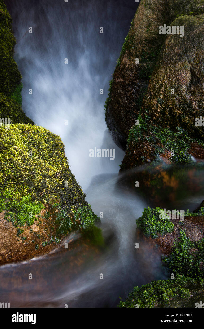 Immagine astratta di acqua che scorre tra le rocce in un flusso di brughiera. Preso in Nord Derbyshire, Inghilterra. Foto Stock