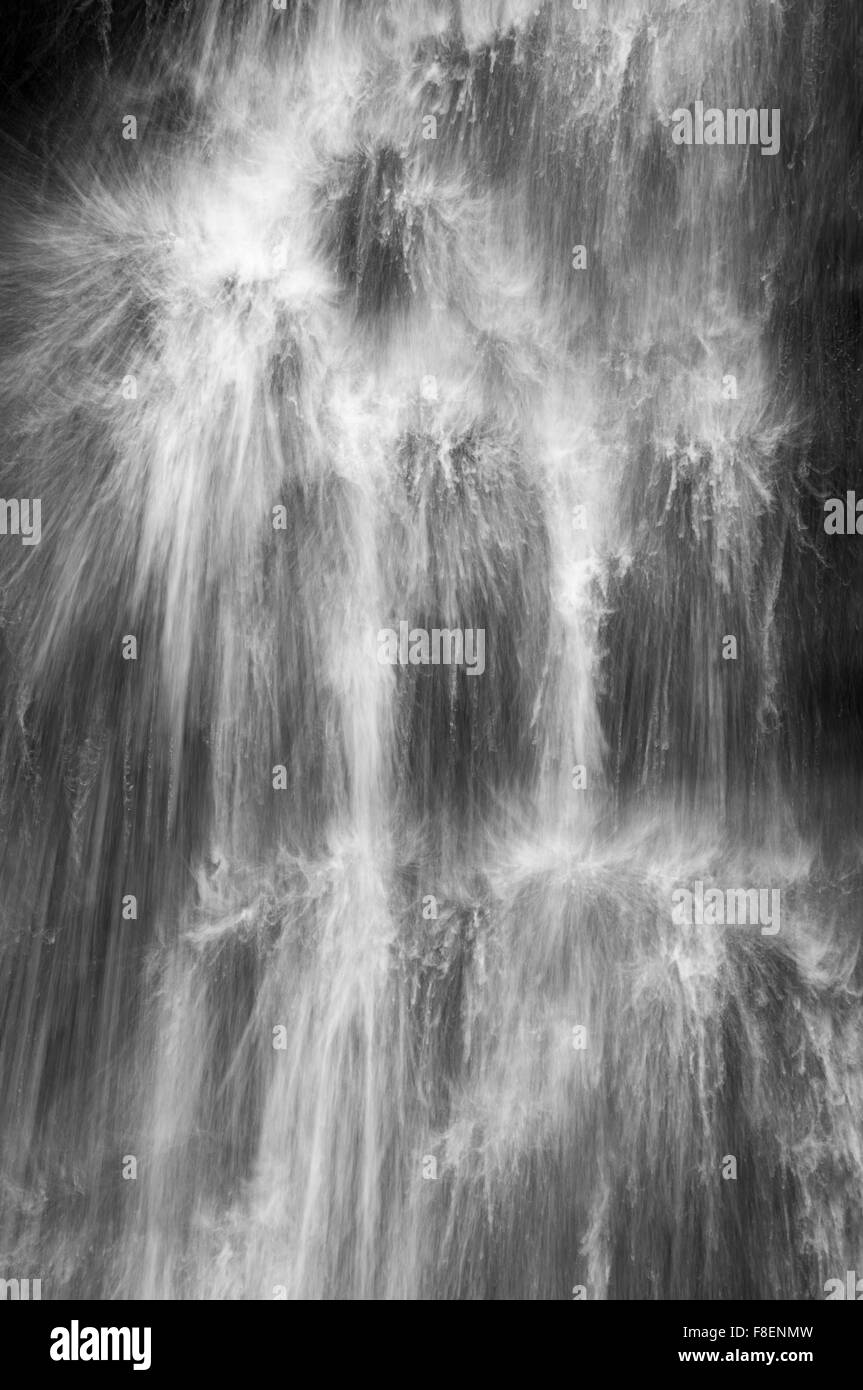 Immagine astratta del movimento nella caduta di acqua di una caduta in Inghilterra settentrionale. creato dal movimento della fotocamera durante l'esposizione. Foto Stock