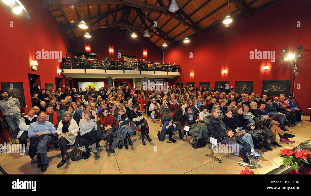 Cormons, Italia. 8 dicembre, 2015. Il teologo italiano e scrittore di libri di Vito Mancuso intervistato dal giornalista Roberto Covaz durante il festival del libro e le informazioni CormonsLibri. photo Simone Ferraro / Alamy Live News Foto Stock