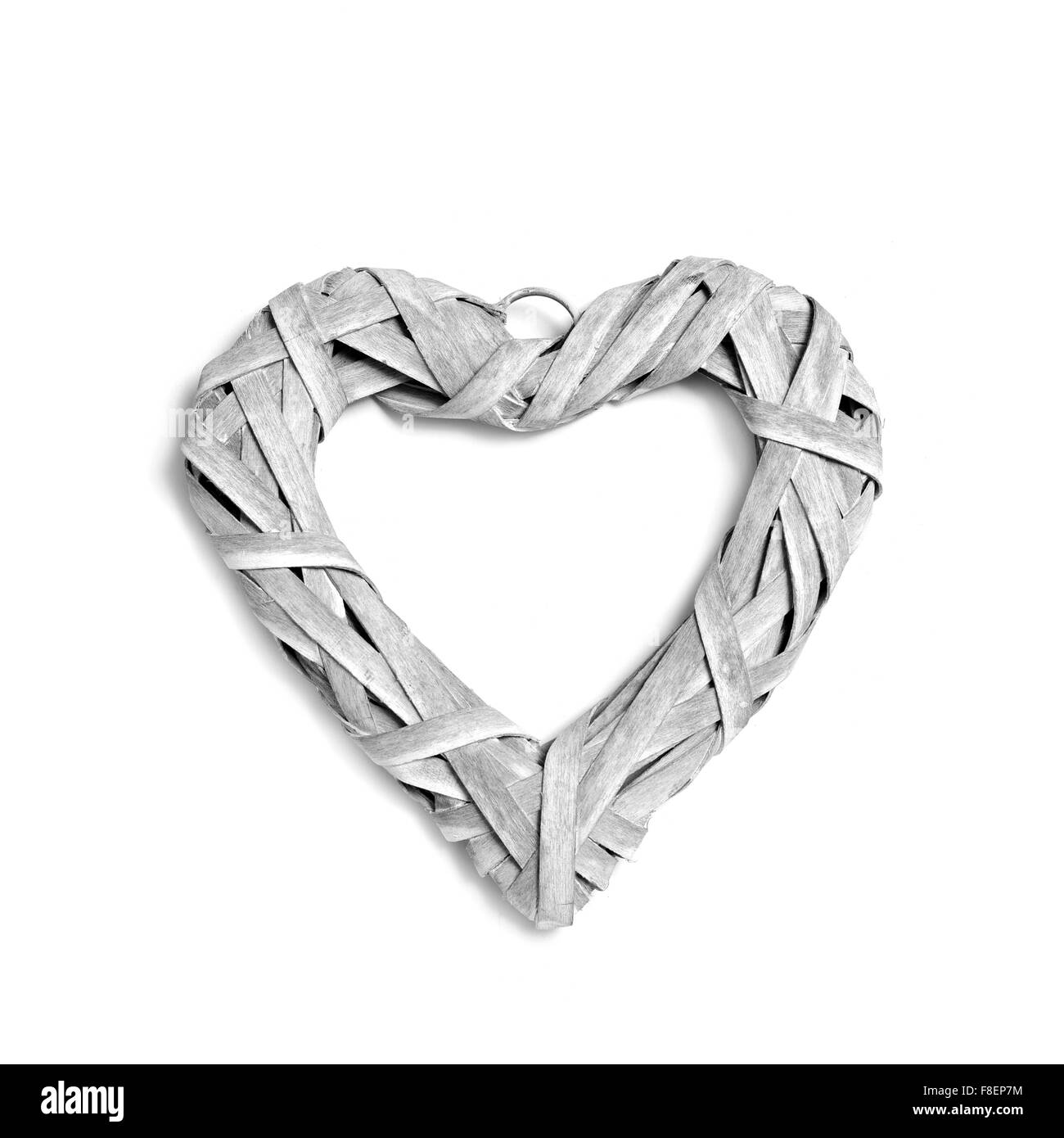 Primo piano di un rustico bianco a forma di cuore ornamento su sfondo bianco Foto Stock