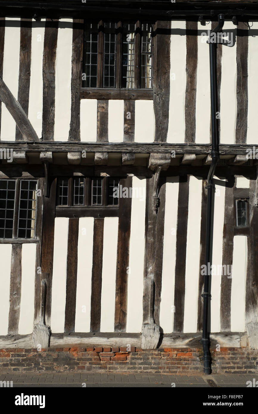 Dettaglio di un graticcio cottage bianco nero con dei blocchi di legno verticale a Lavenham Suffolk in Inghilterra Foto Stock