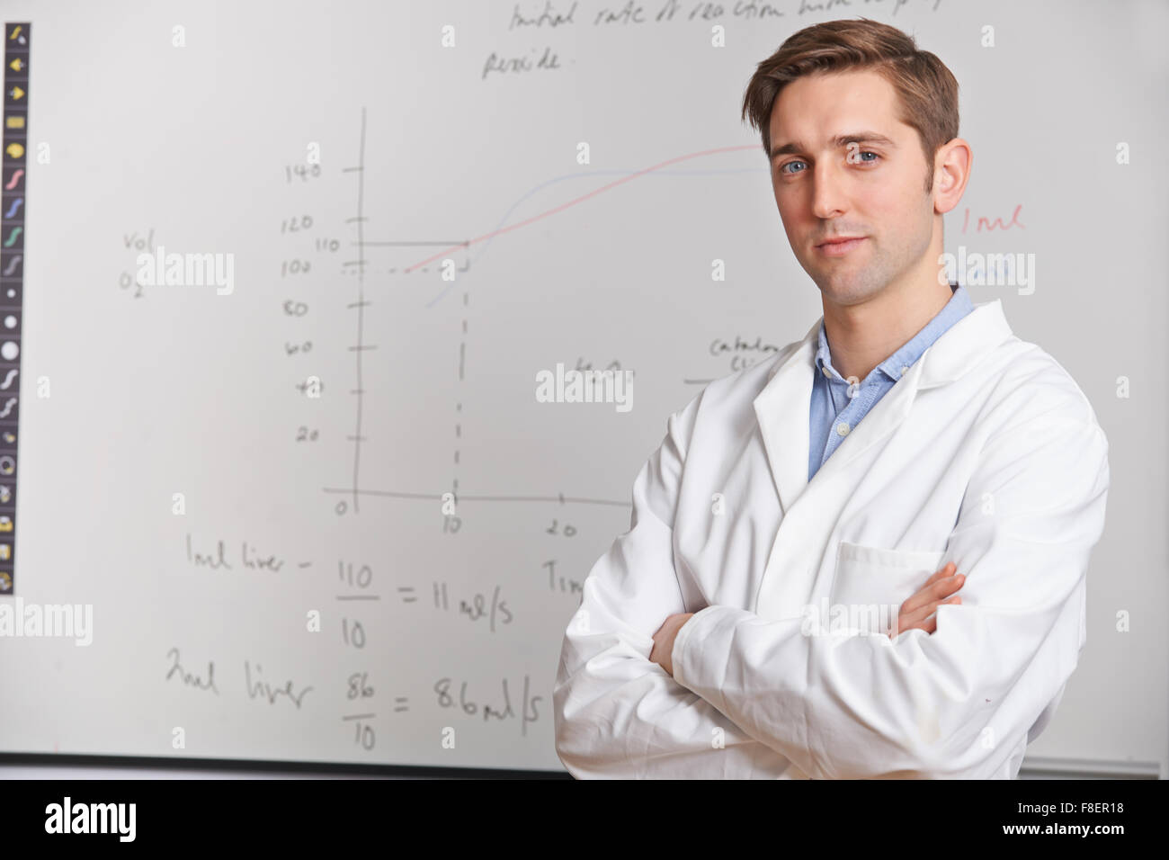 Ritratto di insegnante di scienze in piedi nella parte anteriore della presentazione con lavagna Foto Stock