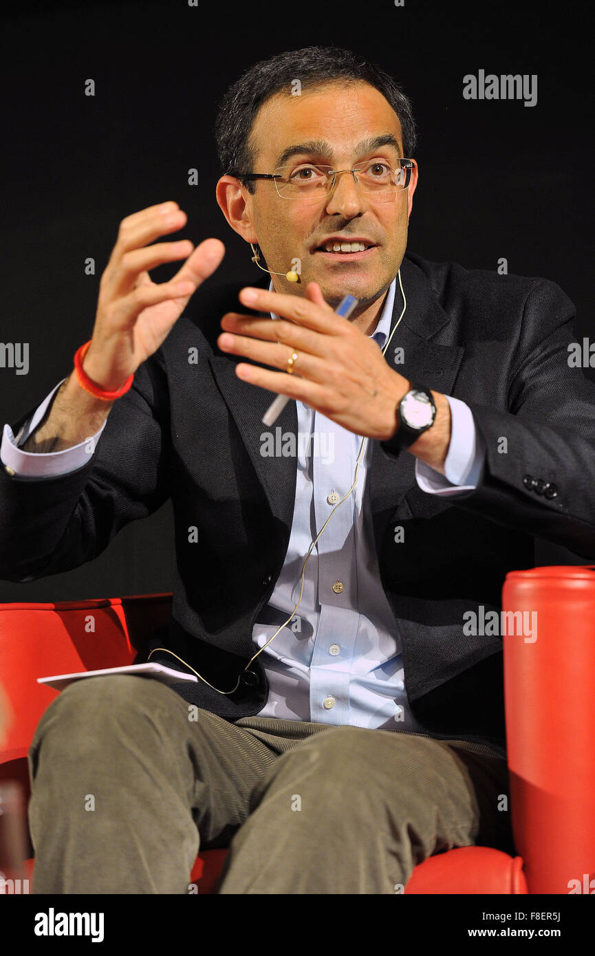 Cormons, Italia. 8 dicembre, 2015. Il teologo italiano e scrittore di libri di Vito Mancuso parlando di etica, di religione e di ospitalità durante il festival del libro e le informazioni CormonsLibri. photo Simone Ferraro / Alamy Live News Foto Stock