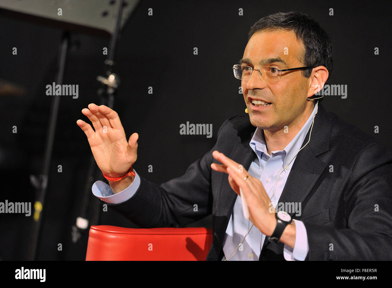 Cormons, Italia. 8 dicembre, 2015. Il teologo italiano e scrittore di libri di Vito Mancuso parlando di etica, di religione e di ospitalità durante il festival del libro e le informazioni CormonsLibri. photo Simone Ferraro / Alamy Live News Foto Stock