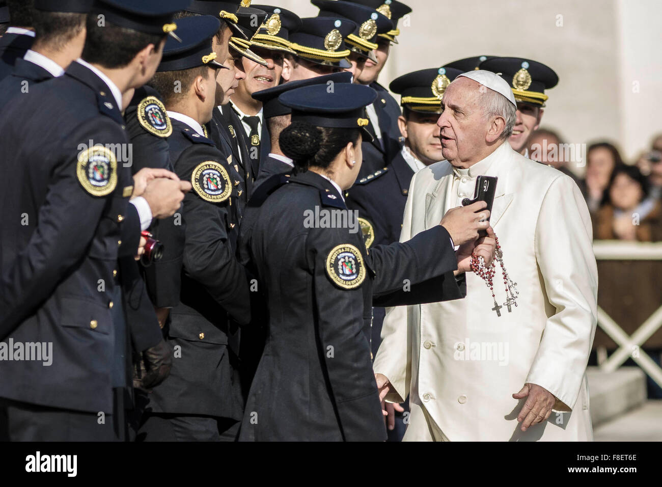 Città del Vaticano il Vaticano. 09Dec, 2015. Papa Francesco risponde con un gruppo di poliziotti argentini durante l udienza generale in Piazza San Pietro nella Città del Vaticano il Vaticano. Egli ha detto che la misericordia può contribuire molto nella costruzione di un mondo più umano e ha un ruolo fondamentale da svolgere ovunque: "nella società, istituzioni, al lavoro e anche nella famiglia". Credito: Giuseppe Ciccia/Pacific Press/Alamy Live News Foto Stock