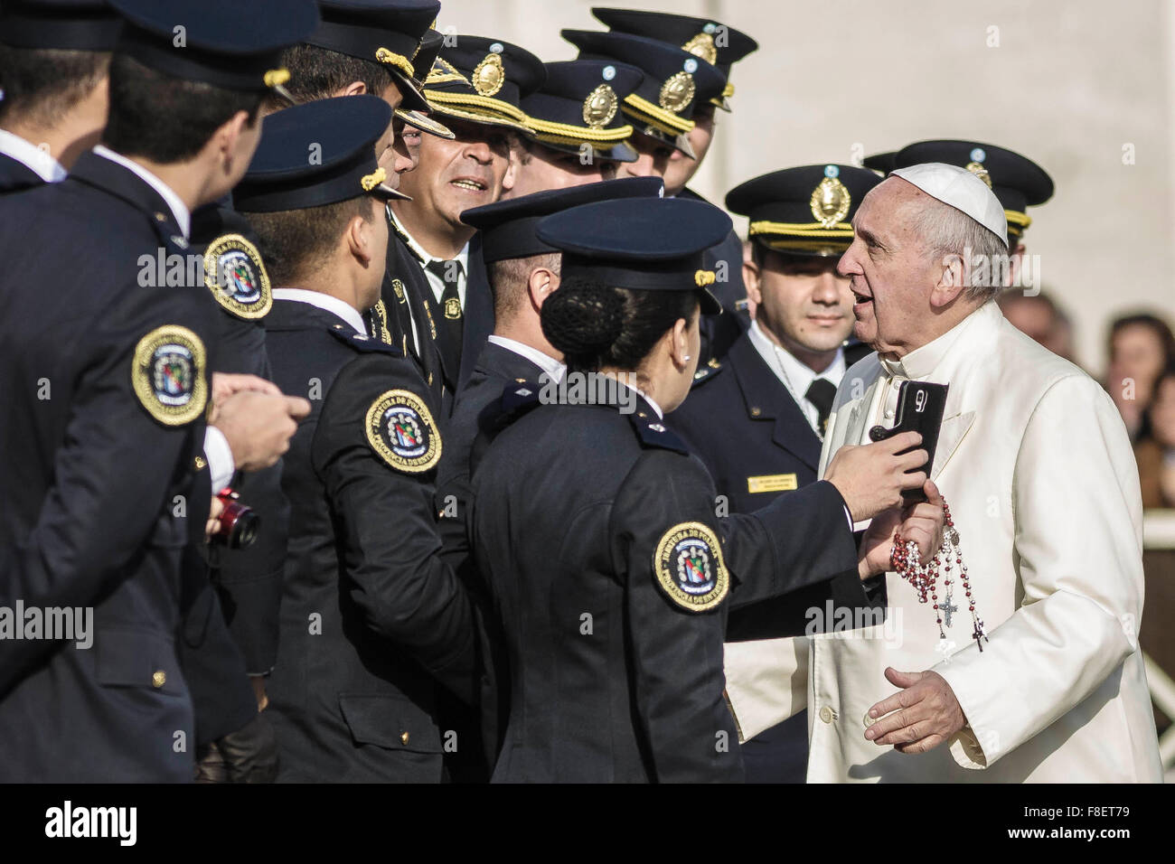 Città del Vaticano il Vaticano. 09Dec, 2015. Papa Francesco risponde con un gruppo di poliziotti argentini durante l udienza generale in Piazza San Pietro nella Città del Vaticano il Vaticano. Egli ha detto che la misericordia può contribuire molto nella costruzione di un mondo più umano e ha un ruolo fondamentale da svolgere ovunque: "nella società, istituzioni, al lavoro e anche nella famiglia". Credito: Giuseppe Ciccia/Pacific Press/Alamy Live News Foto Stock
