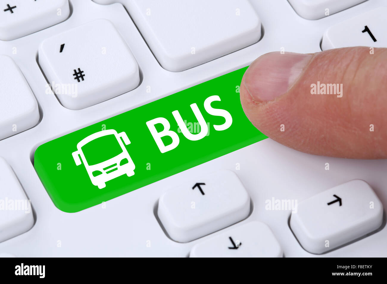 Prenota un autobus di linea o granturismo di viaggio online di prenotazione via internet il concetto di computer Foto Stock