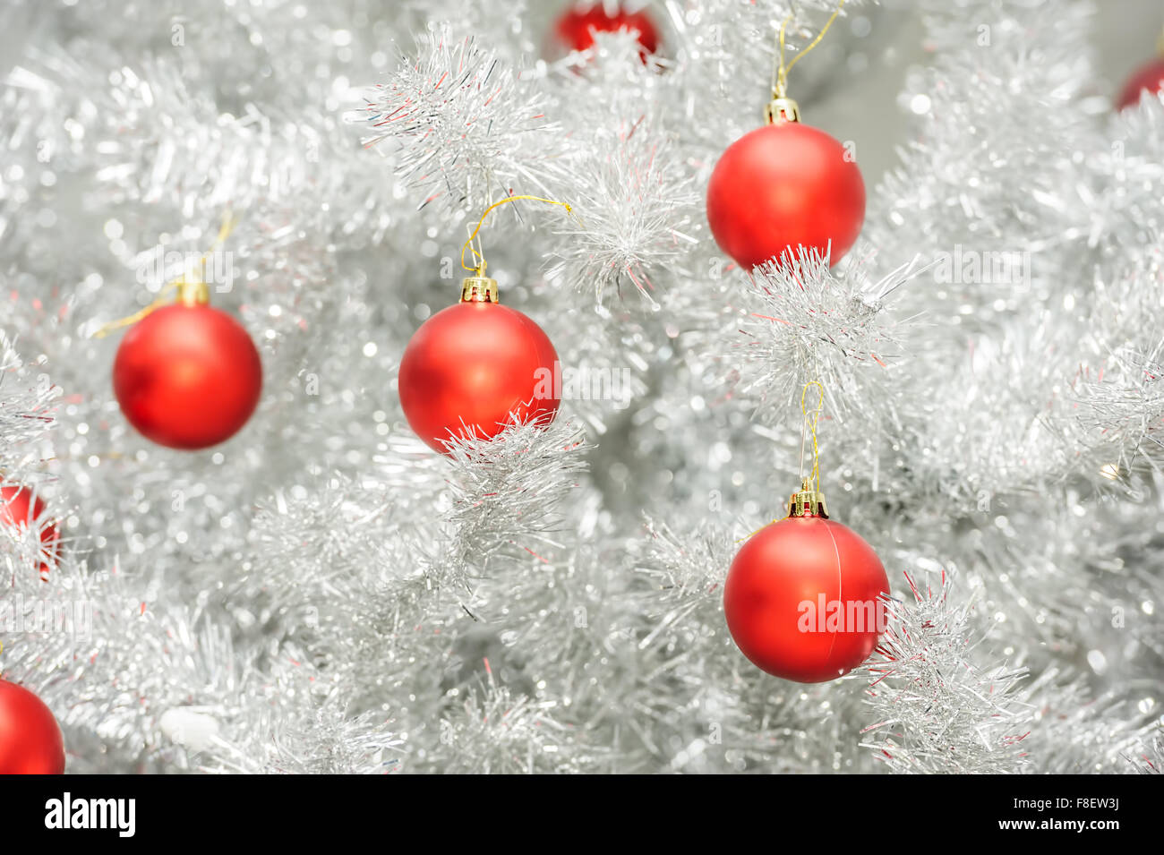 Baubles rosso su argento albero di Natale artificiale Foto Stock