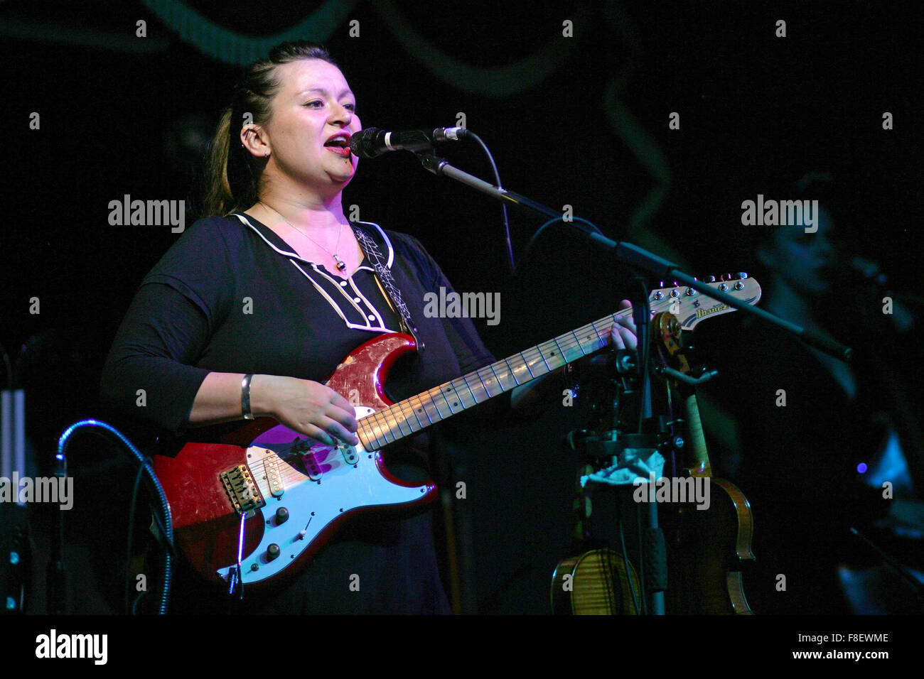 Eliza Carthy MBE è un folk inglese noto musicista sia per cantare e suonare  il violino. Ella è la figlia del folk inglese musi Foto stock - Alamy