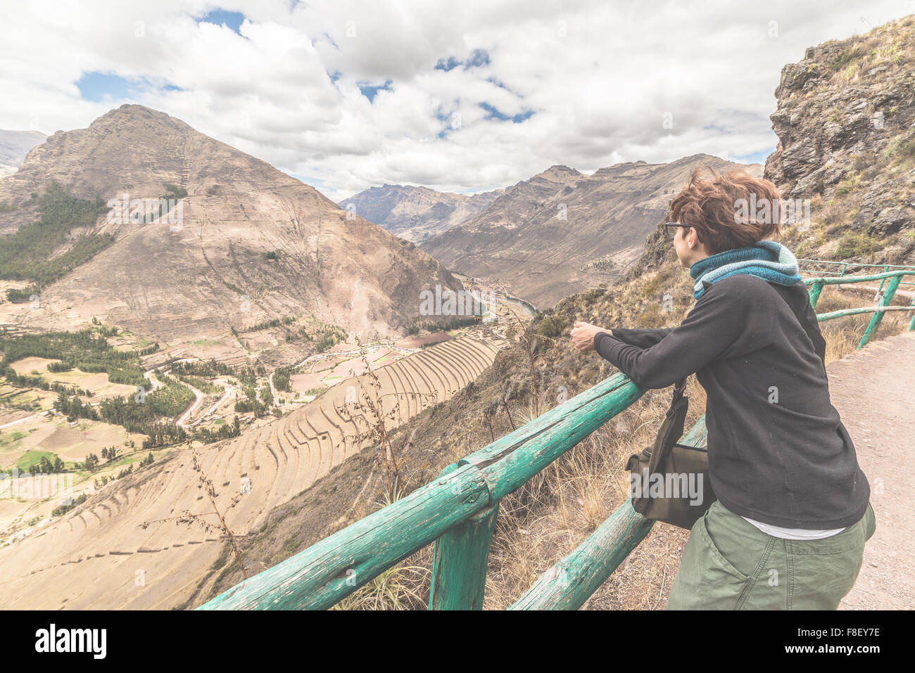 Per turisti in cerca del maestoso terrazze Inca di Pisac, Valle Sacra, importante meta di viaggio nella regione di Cusco, Perù. Concetto o Foto Stock