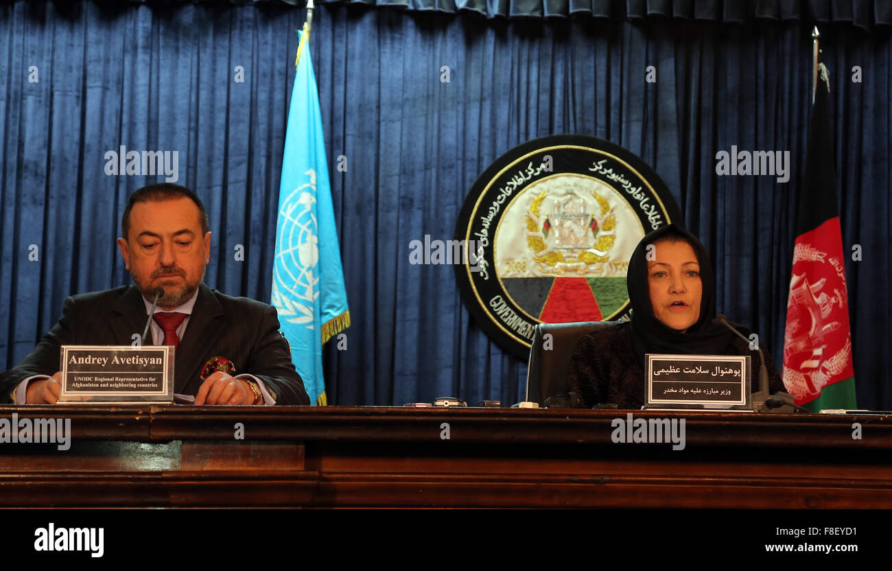 A Kabul, Afghanistan. Il 9 dicembre, 2015. Il Ministro afgano della lotta contro il narcotraffico Salamat Azimi ha (R) e Andrej Avetisyan, UNODC rappresentante regionale per l'Afghanistan e i paesi limitrofi, partecipare a una conferenza stampa a Kabul, capitale dell'Afghanistan, Dicembre 9, 2015. La produzione di oppio illecito è diminuita quest anno in Afghanistan, hanno detto le autorità il mercoledì. Credito: Rahmat Alizadah/Xinhua/Alamy Live News Foto Stock