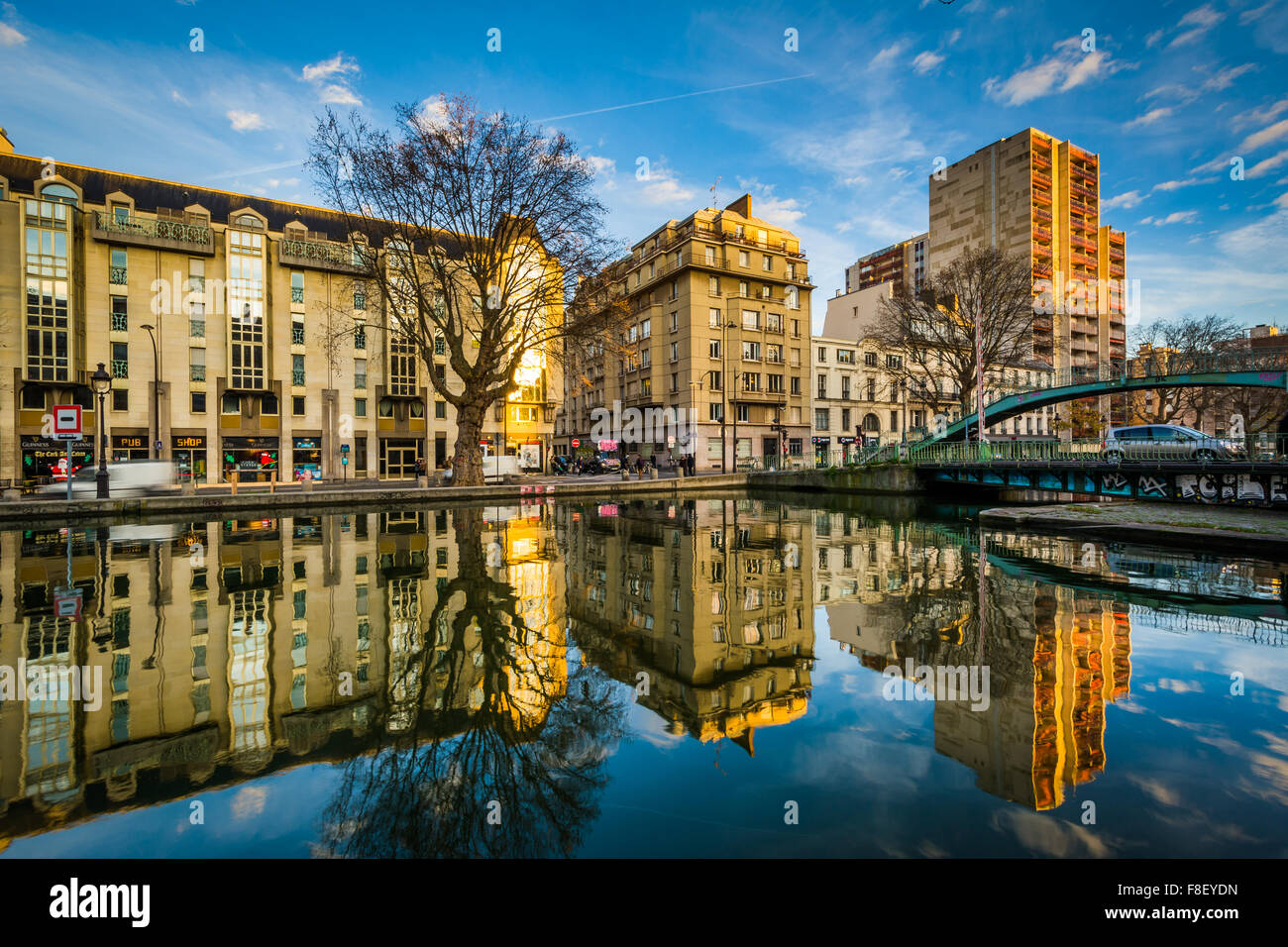 Gli edifici che riflettono in Canal Saint-Martin, a Parigi, Francia. Foto Stock