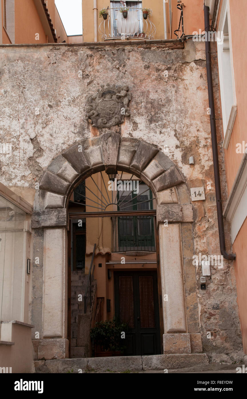 In vecchio stile di porte in legno riflettono la lunga storia di Taormina una città in Sicilia e in Italia. Foto Stock