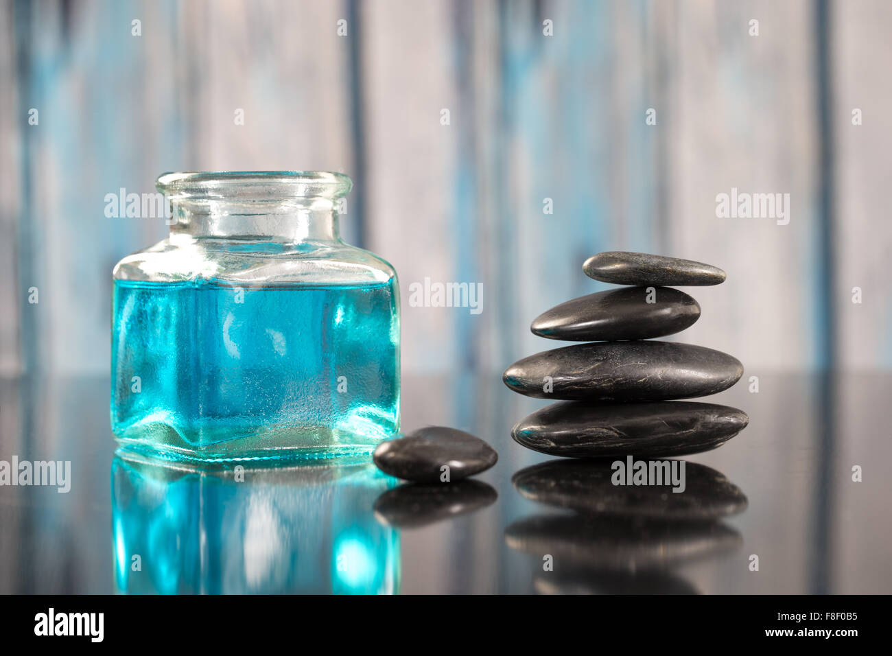 Bella composizione spa hot stone e olio essenziale Foto Stock