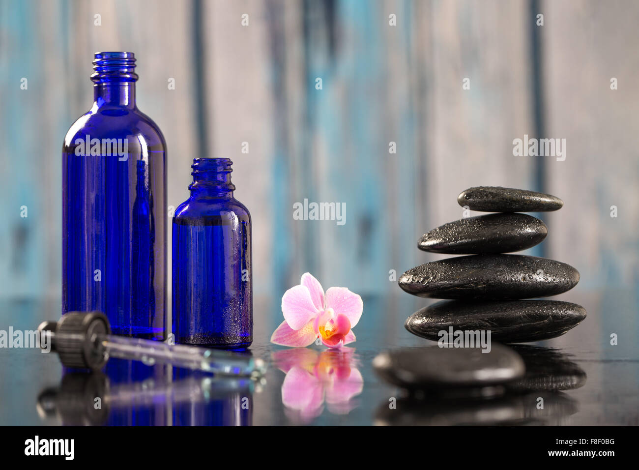 Bella composizione spa hot stone e olio essenziale Foto Stock