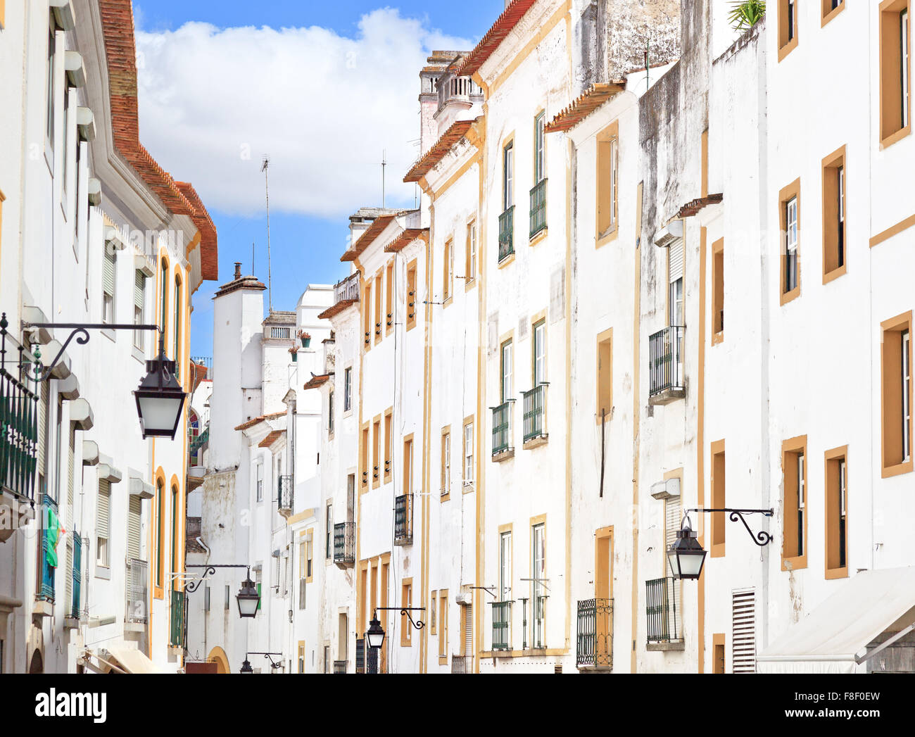 Le facciate bianche e colorate di windows. Vecchia strada urbana nella città di Evora. Alentejo, del Portogallo, dell'Europa. Foto Stock