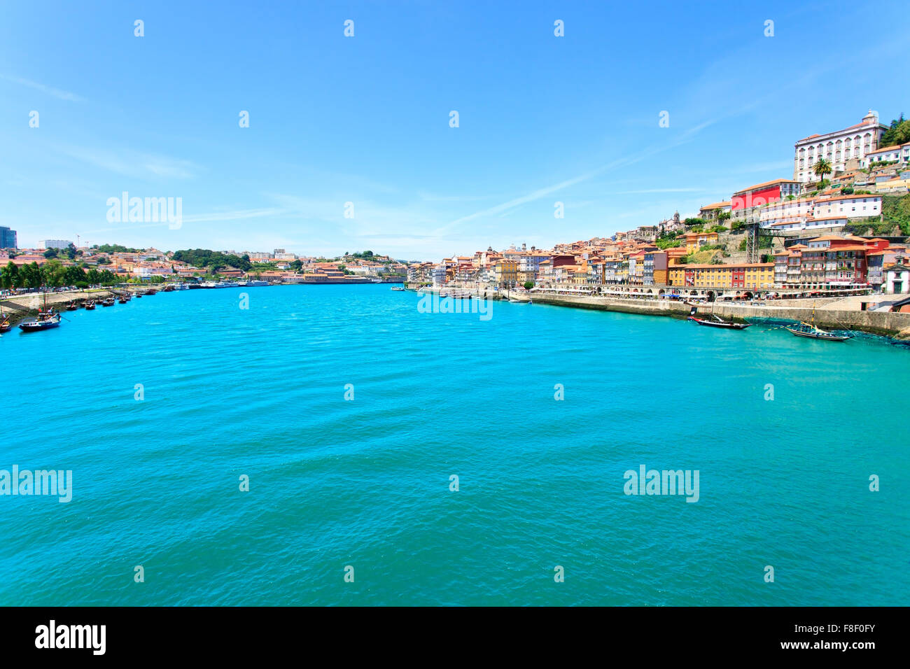 Porto, noto anche come Oporto. Un paesaggio urbano lungo il fiume Douro. Il Portogallo, l'Europa. Foto Stock