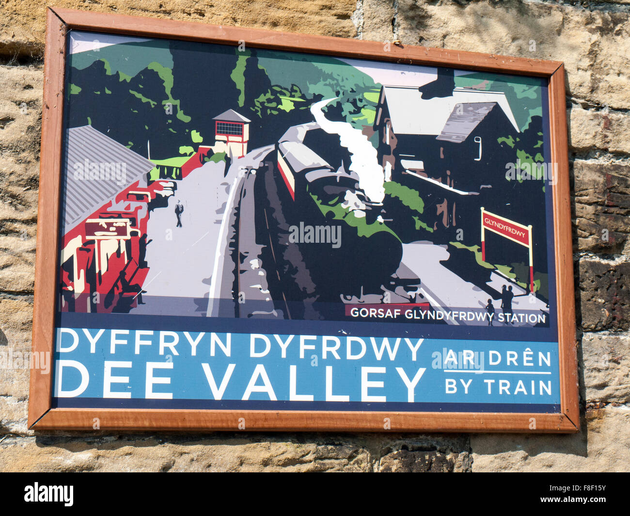 Visita Dee Valley in treno pubblicità segno su Llangollen Railway Station platform Denbighshire Wales UK Foto Stock
