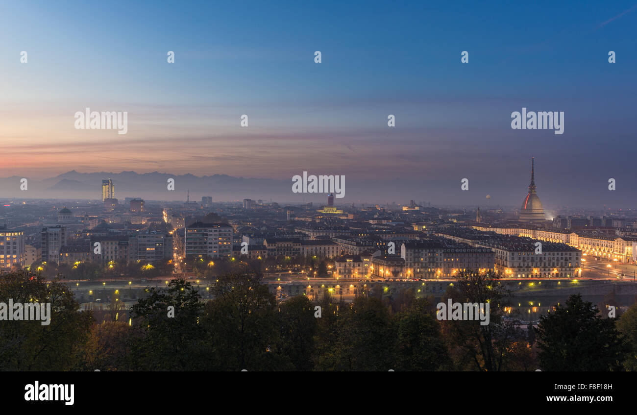 Torino (Torino), Piemonte, Italia. Panorama e ampio angolo cityscape dal di sopra con la Mole Antonelliana e il nuovo grattacielo Foto Stock