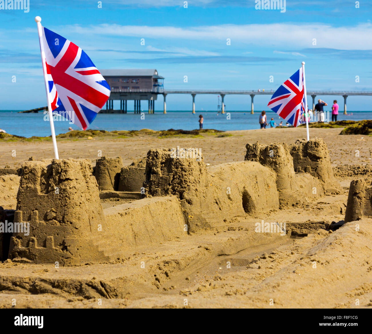 Tradizionale britannico il castello di sabbia con Union Jack Flag su una spiaggia in estate a Bembridge Isle of Wight England Regno Unito Foto Stock