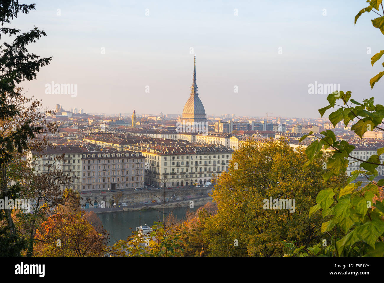 Torino (Torino), Piemonte, Italia. Il classico e il popolare vista della città al tramonto. Paesaggio con la Mole Antonelliana che torreggiano sulla Foto Stock