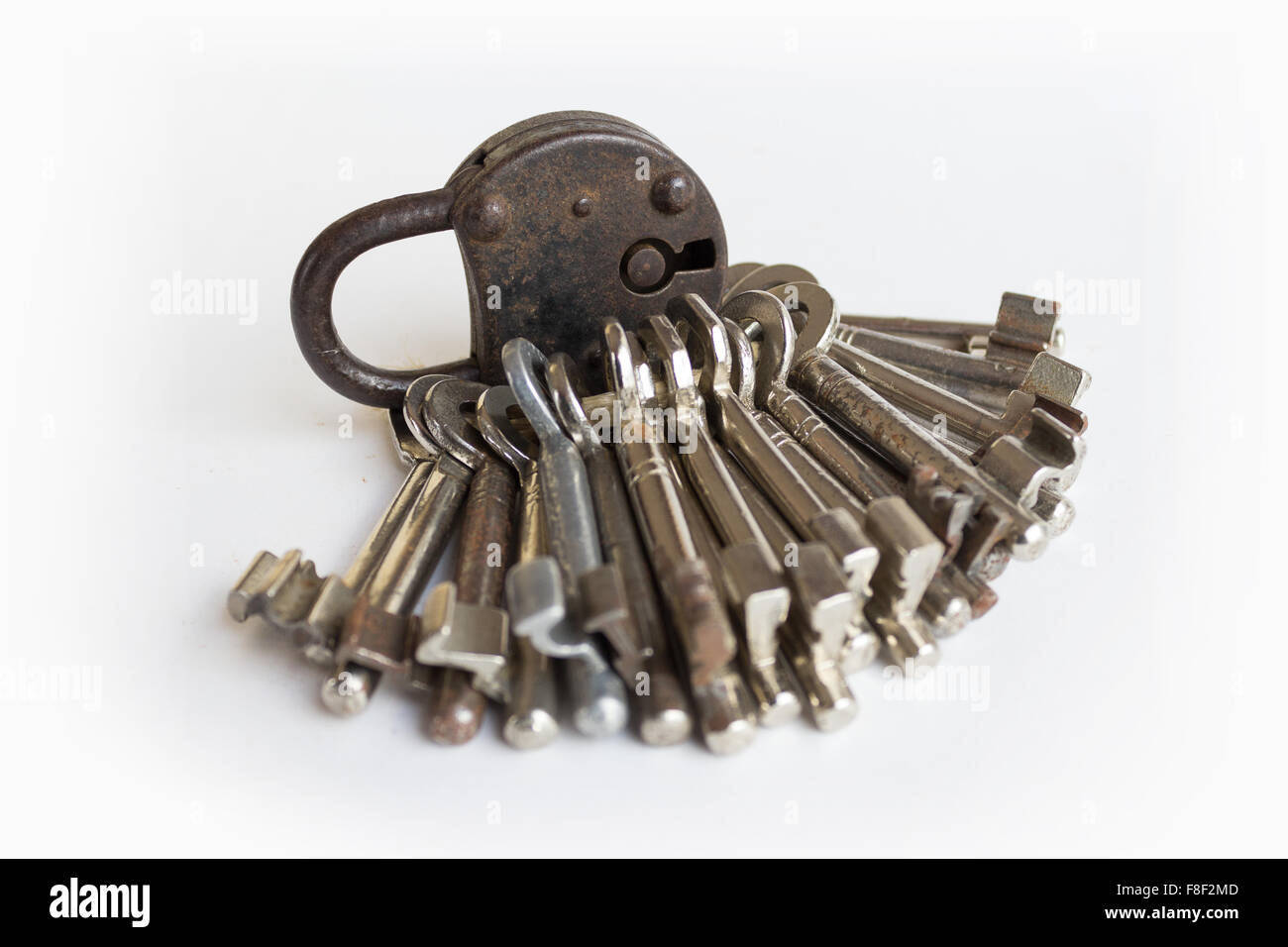 Mazzo di chiavi e vecchia serratura isolati su sfondo bianco - keyring e bloccare Foto Stock