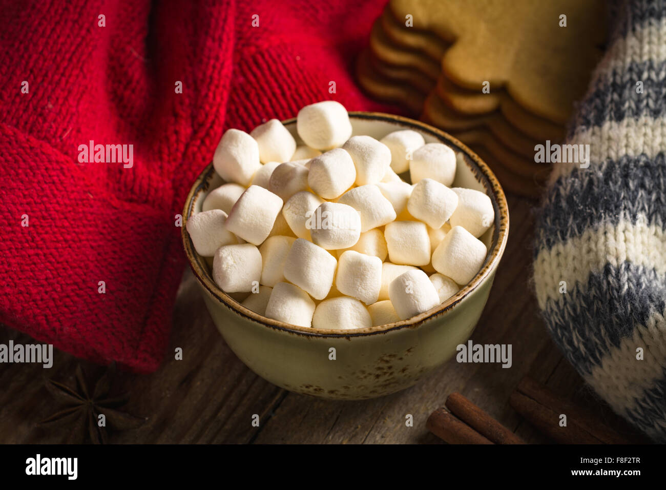 Mini marshmallows nella ciotola, toni caldi, close up . Vacanza spirito cibo Foto Stock