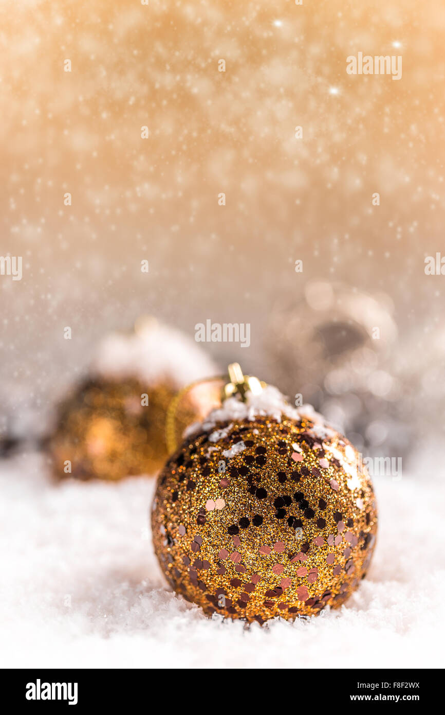 Pallina di natale e il simbolo del fiocco di neve su sfondo astratto Foto Stock