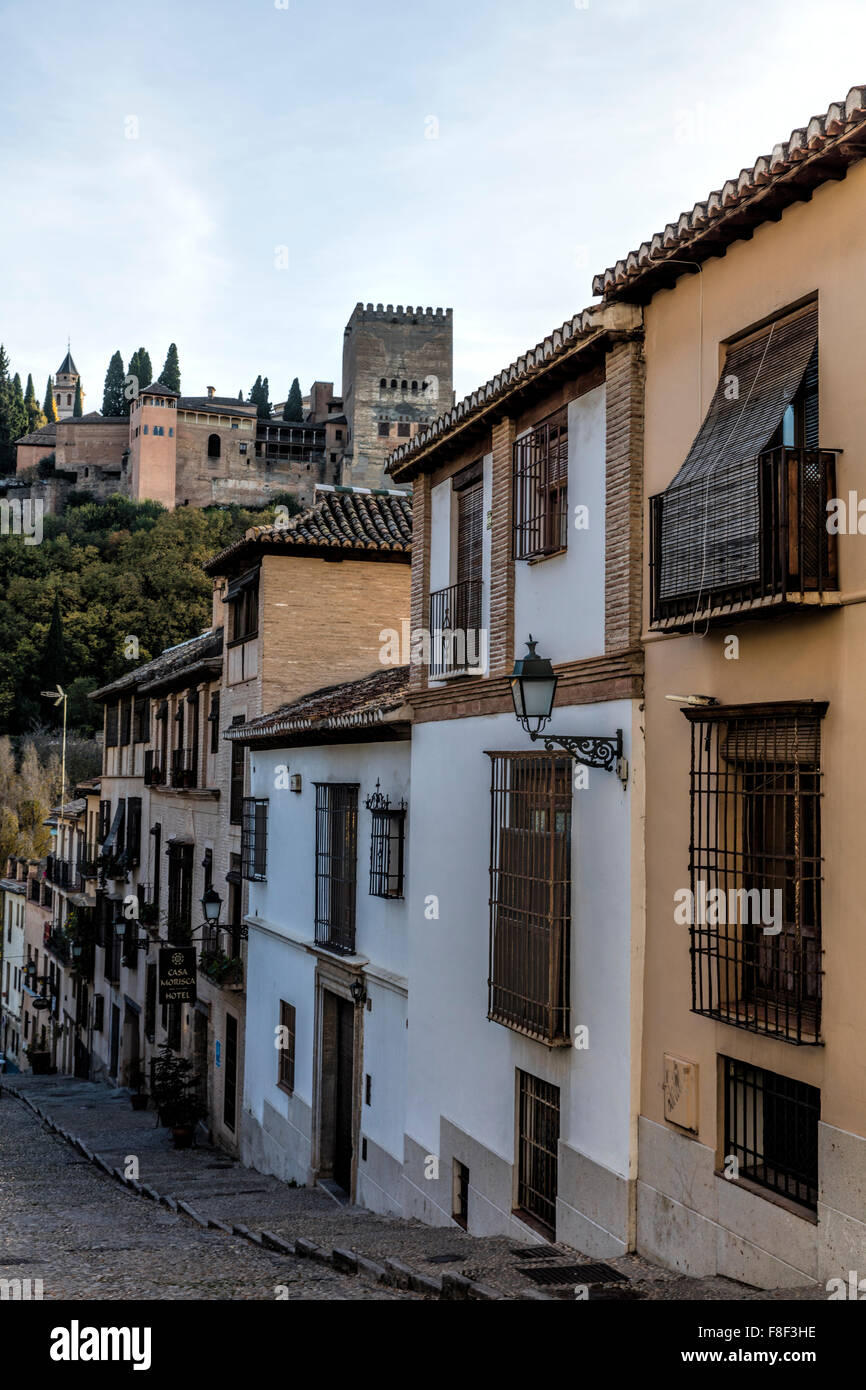 Tipica strada spagnolo a Granada con la Alhambra Palace in background Foto Stock