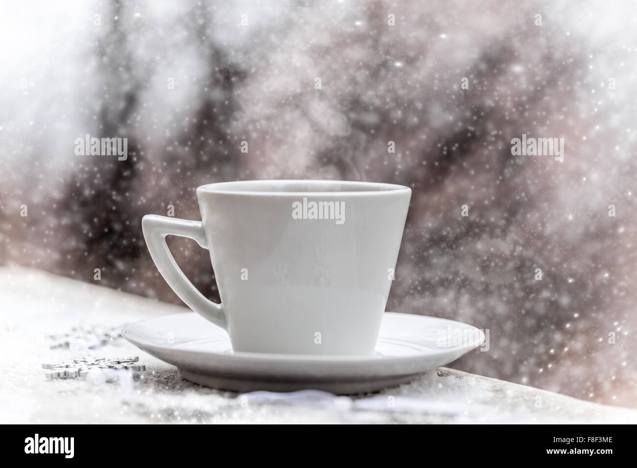 Calda tazza di tè su un gelido inverno giorno Foto Stock
