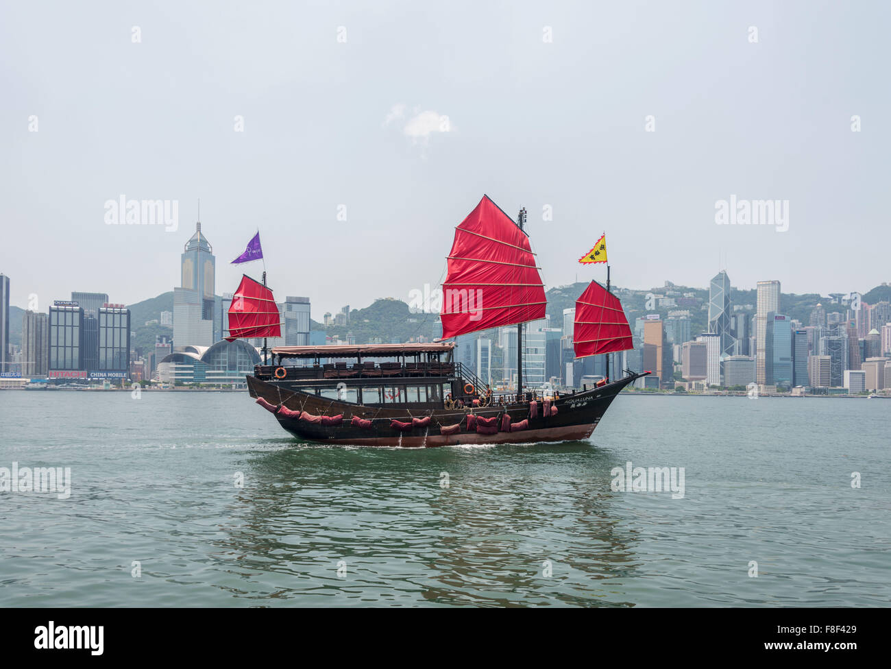 Hong Kong - Luglio 27, 2014: Hong Kong Victoria Harbour il 27 luglio in Cina, Hong Kong. Aqua Luna è popolare attrazione turistica in Foto Stock